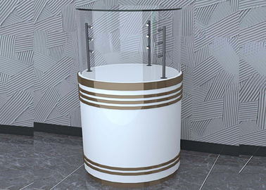 लकड़ी के सफेद कस्टम ग्लास डिस्प्ले केस फैशन गोल आकार एलईडी पोल प्रकाश व्यवस्था के साथ