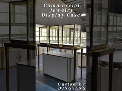 बेज और गोल्डन ज्वैलरी शोकेस लक्जरी और गर्म खरीदारी का माहौल बनाते हैं